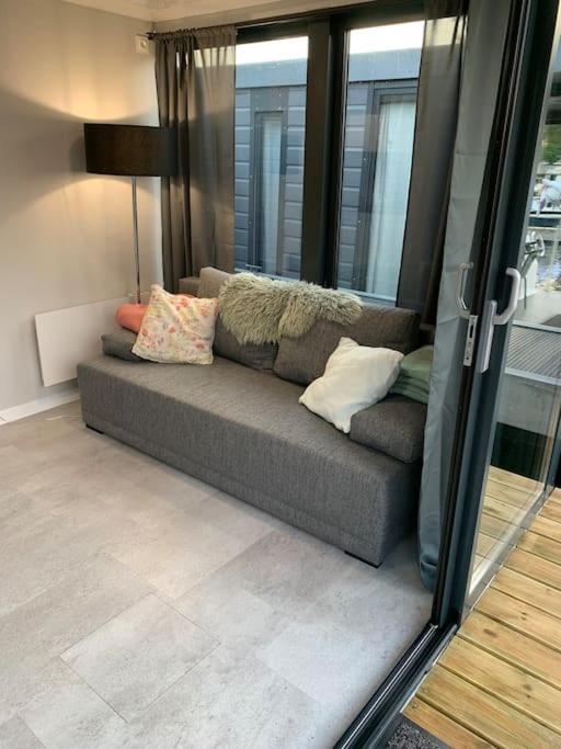 좌츠루이스 Unique New Houseboat Moored 4 아파트 외부 사진