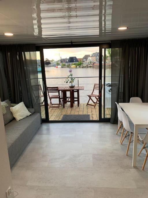 좌츠루이스 Unique New Houseboat Moored 4 아파트 외부 사진